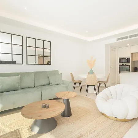 Brand-new Beachside Apartment, With Spacious Terrace And Exceptional Amenities, In Apartment Fuengirola