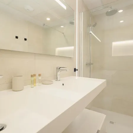 Apartment Brand-new Beachside Apartment, With Spacious Terrace And Exceptional Amenities, In Fuengirola